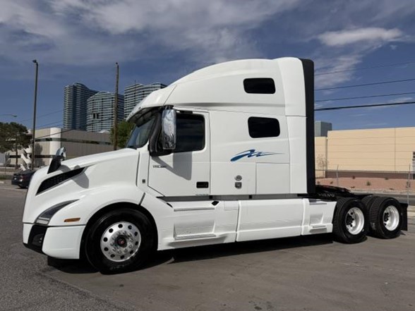 2022 VOLVO VNL64T760 312925 - Image 2