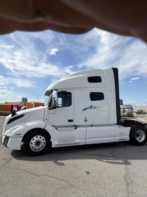 2022 VOLVO VNL64T760 312925 - Image 9