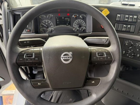 2022 VOLVO VNL64T760 312925 - Image 13