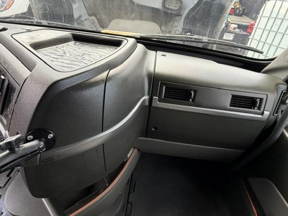 2022 VOLVO VNL64T760 312925 - Image 16