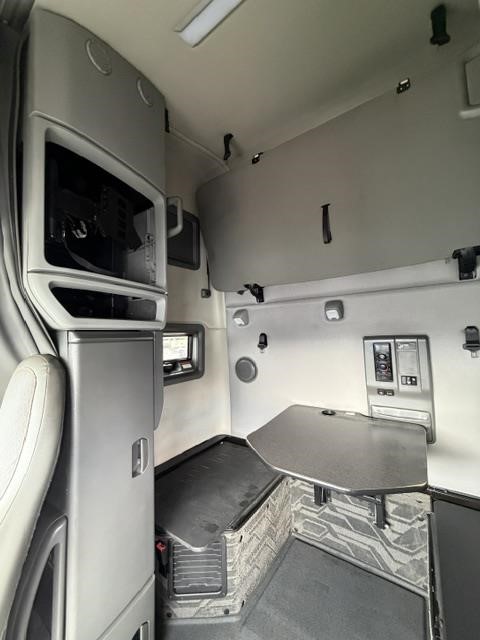 2022 VOLVO VNL64T760 312925 - Image 17
