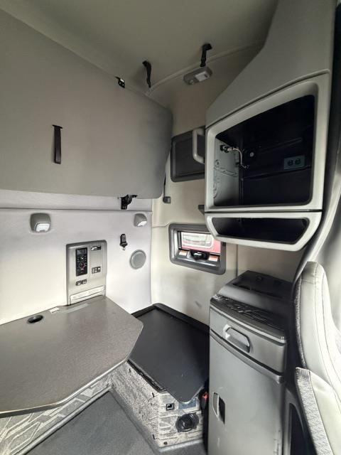 2022 VOLVO VNL64T760 312925 - Image 18